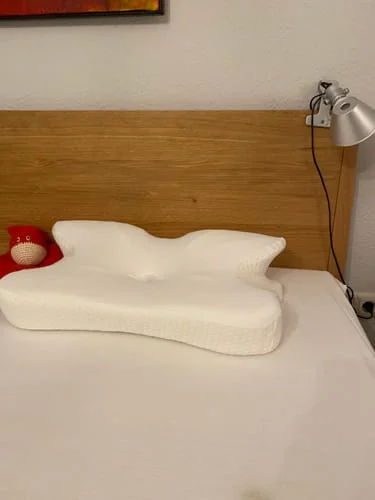 Kundenfoto von Anne K.: das Ergo-Nackenkissen auf dem Bett