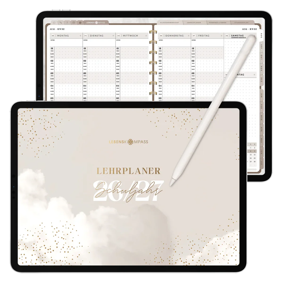 Aufgeschlagener Digitaler Lehrerkalender auf Tablet, daneben der Everyday Backpack auf einem Schreibtisch