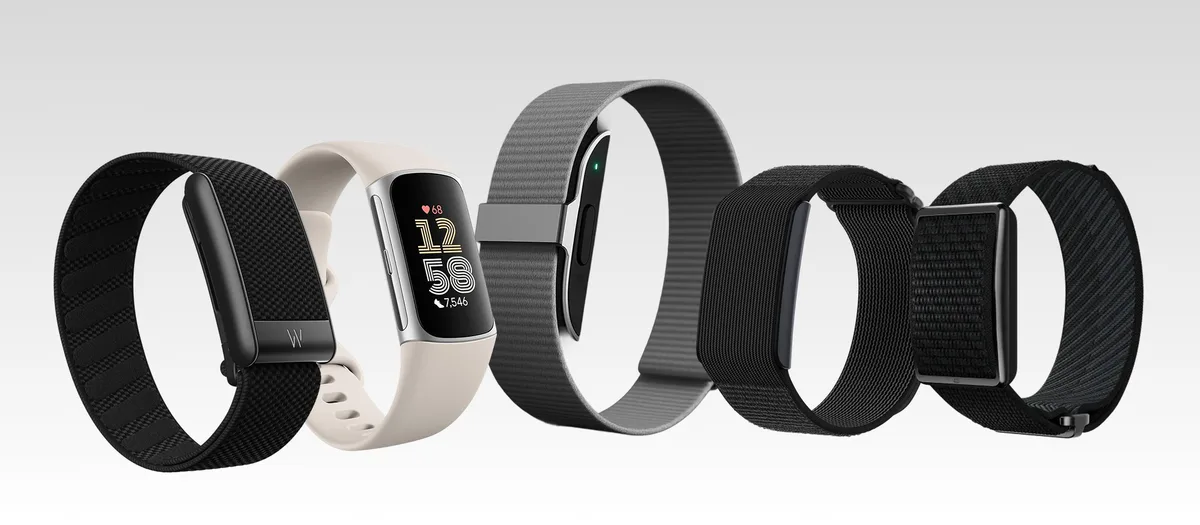 Frau überprüft Fitness-Tracker beim Joggen im Park