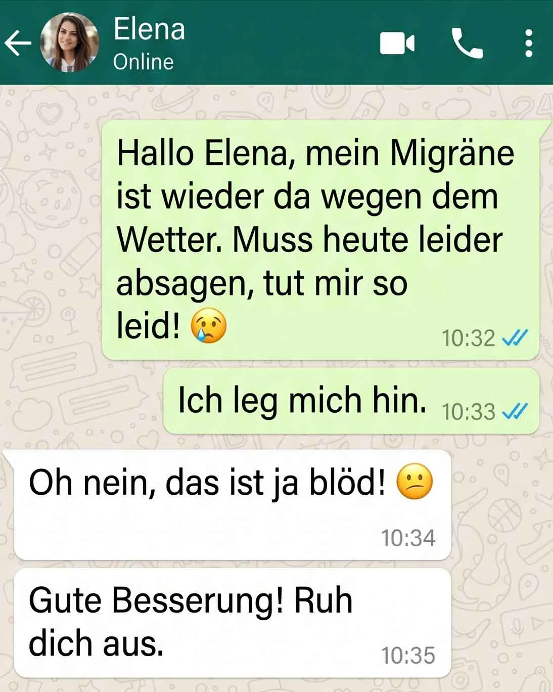 Nahaufnahme einer Frau Mitte 40 mit schmerzverzerrtem Gesicht, presst beide Hände gegen die Schläfen, trägt eine weiße Bluse, im Hintergrund verschwommen ein Büroarbeitsplatz mit Computer und Aktenordnern, warmes Nachmittagslicht fällt durchs Fenster