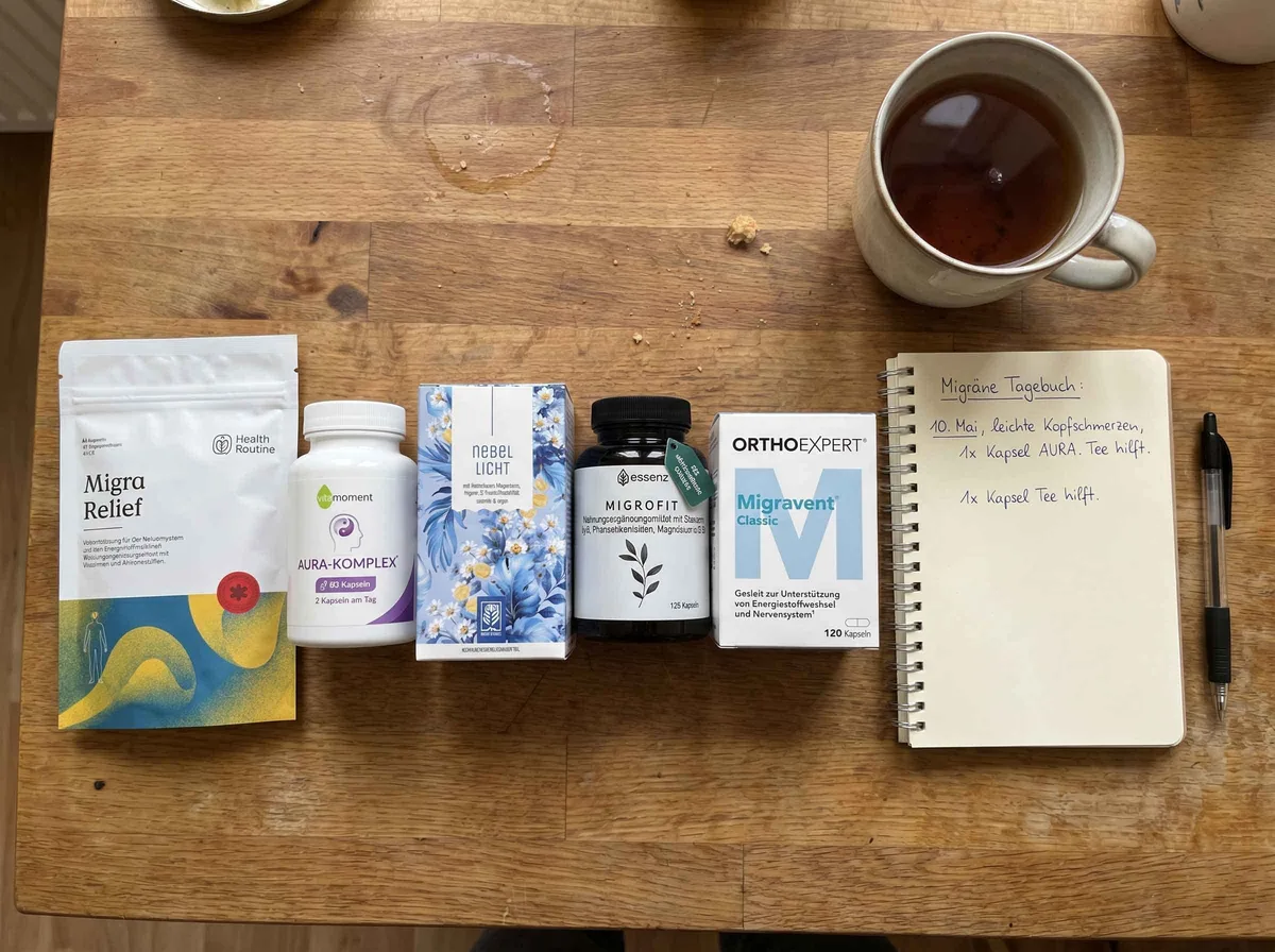 Professionelle Produktfotografie von fünf verschiedenen Nahrungsergänzungsmittel-Verpackungen in unterschiedlichen Farben und Formen, symmetrisch auf weißem Tisch arrangiert, von oben fotografiert mit weichem Studiolicht, scharfe Schatten, eine Hand mit Stift macht Notizen auf einem Klemmbrett daneben